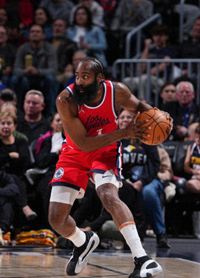 关于NBA常规赛今夜再迎强敌,瓦伦西亚内部沟通,主帅态度:媒体盛赞,年轻球员得到机会的信息